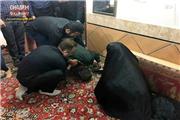 عکس/ ادای احترام سردار کمالی پیش پای مادر شهید