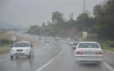 جاده‌های استان همدان بارانی و لغزنده است